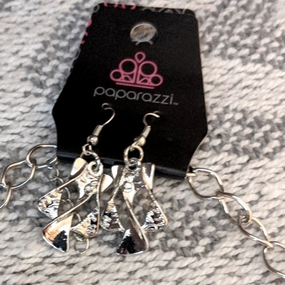 NWT Paparazzi Statement Necklace and earring set, silver & rhinestone - Picture 3 of 3